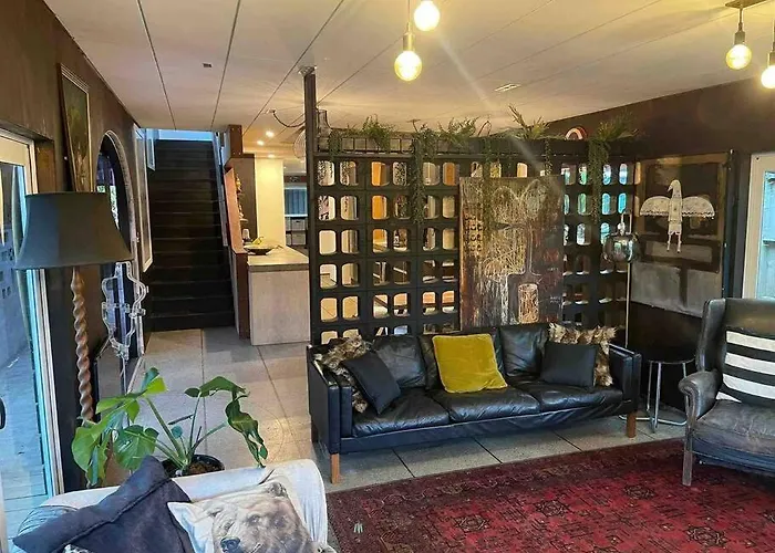 Electric Waihi Beach House - Family & Dog Friendly, Close To Beach, Pool Table, Outdoor Fire Room, Skate Ramp
