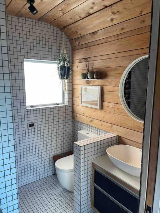 Holiday home Electric Waihi House - Family & Dog Friendly, Close To Beach, Pool Table, Outdoor Fire Room, Skate Ramp Bowentown