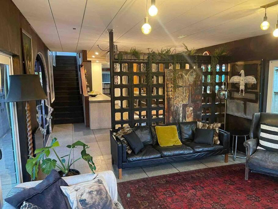 Holiday home Electric Waihi House - Family & Dog Friendly, Close To Beach, Pool Table, Outdoor Fire Room, Skate Ramp *