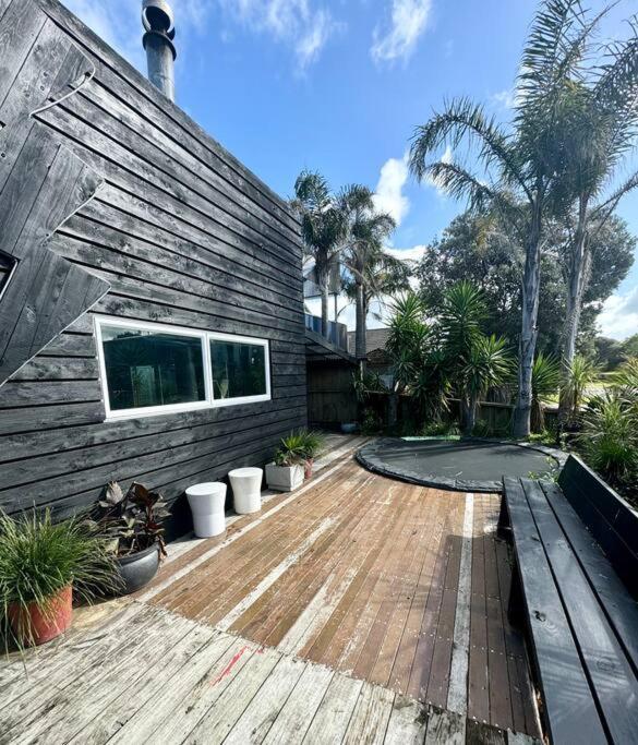 Holiday home Electric Waihi House - Family & Dog Friendly, Close To Beach, Pool Table, Outdoor Fire Room, Skate Ramp Bowentown