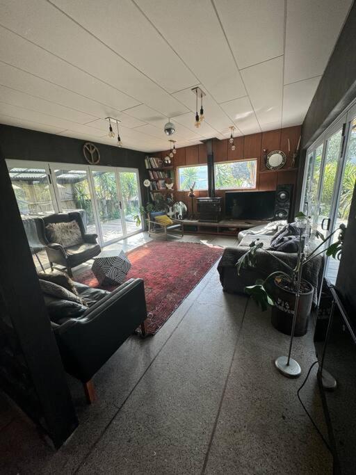 Electric Waihi House - Family & Dog Friendly, Close To Beach, Pool Table, Outdoor Fire Room, Skate Ramp *