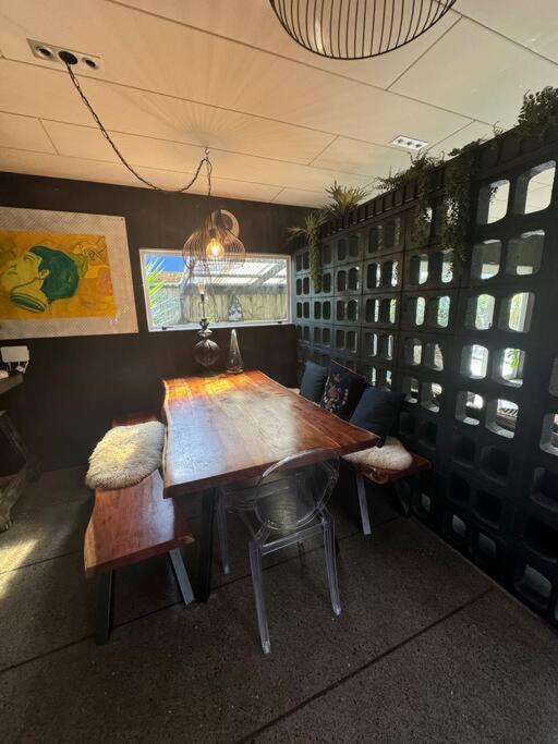 Electric Waihi House - Family & Dog Friendly, Close To Beach, Pool Table, Outdoor Fire Room, Skate Ramp Bowentown