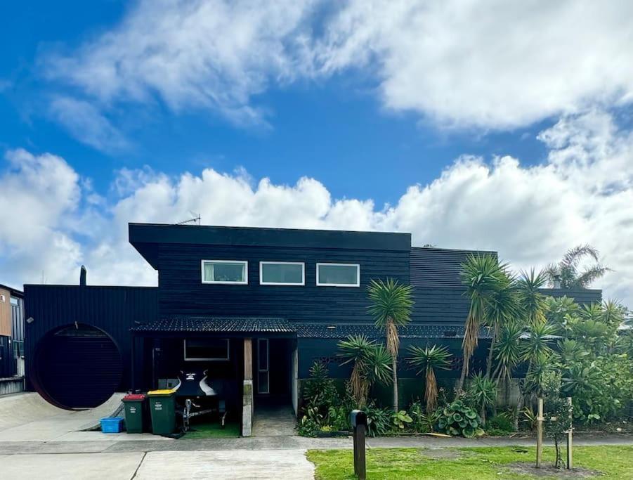 Holiday home Electric Waihi House - Family & Dog Friendly, Close To Beach, Pool Table, Outdoor Fire Room, Skate Ramp
