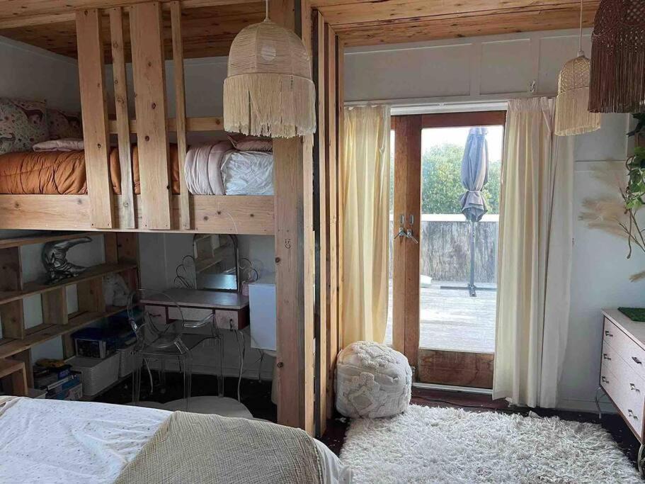 Holiday home Electric Waihi House - Family & Dog Friendly, Close To Beach, Pool Table, Outdoor Fire Room, Skate Ramp Bowentown