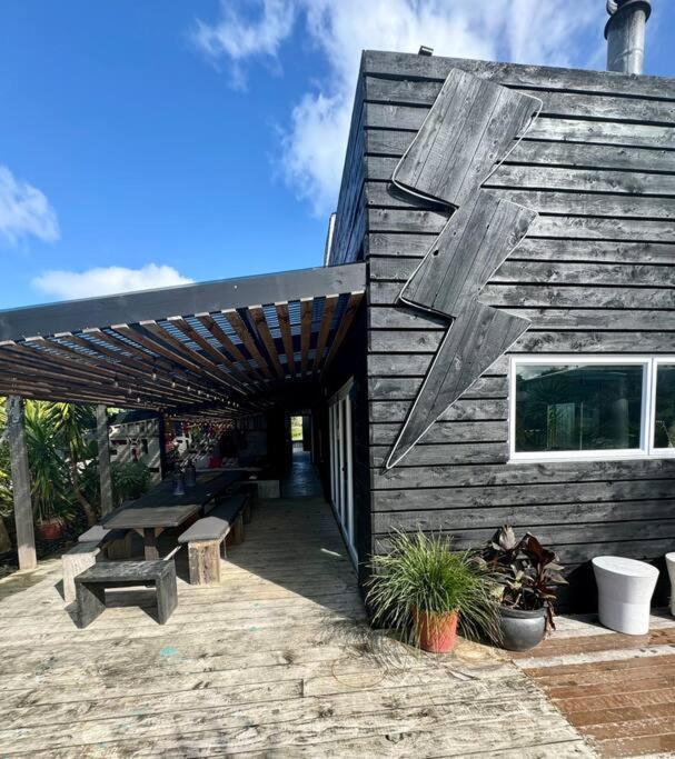 Electric Waihi House - Family & Dog Friendly, Close To Beach, Pool Table, Outdoor Fire Room, Skate Ramp *