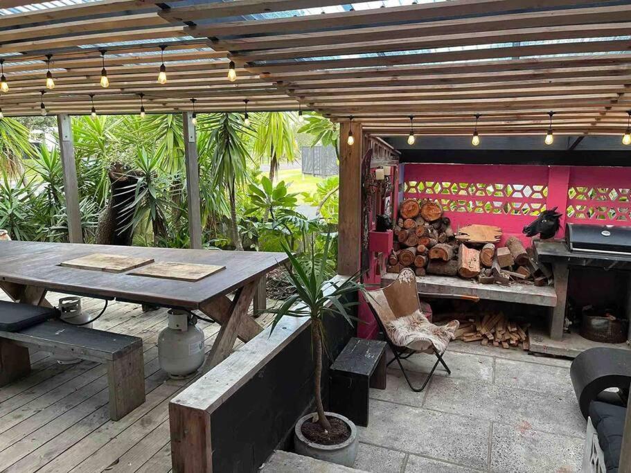 Electric Waihi House - Family & Dog Friendly, Close To Beach, Pool Table, Outdoor Fire Room, Skate Ramp